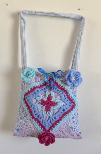 Borsa trapuntata a mano rosa e blu con uno speciale pizzo all'uncinetto + fiori - Picture 4 of 12