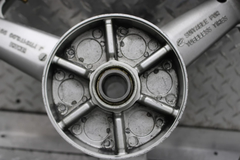 Llanta trasera Yamaha YZF R1 1999 plateada J17Xmt6,00 Foto 3 de 4