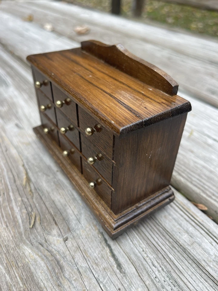 Cómoda de madera vintage de miniaturas Concord para casa de muñecas, cajones extraíbles Foto 3 de 4