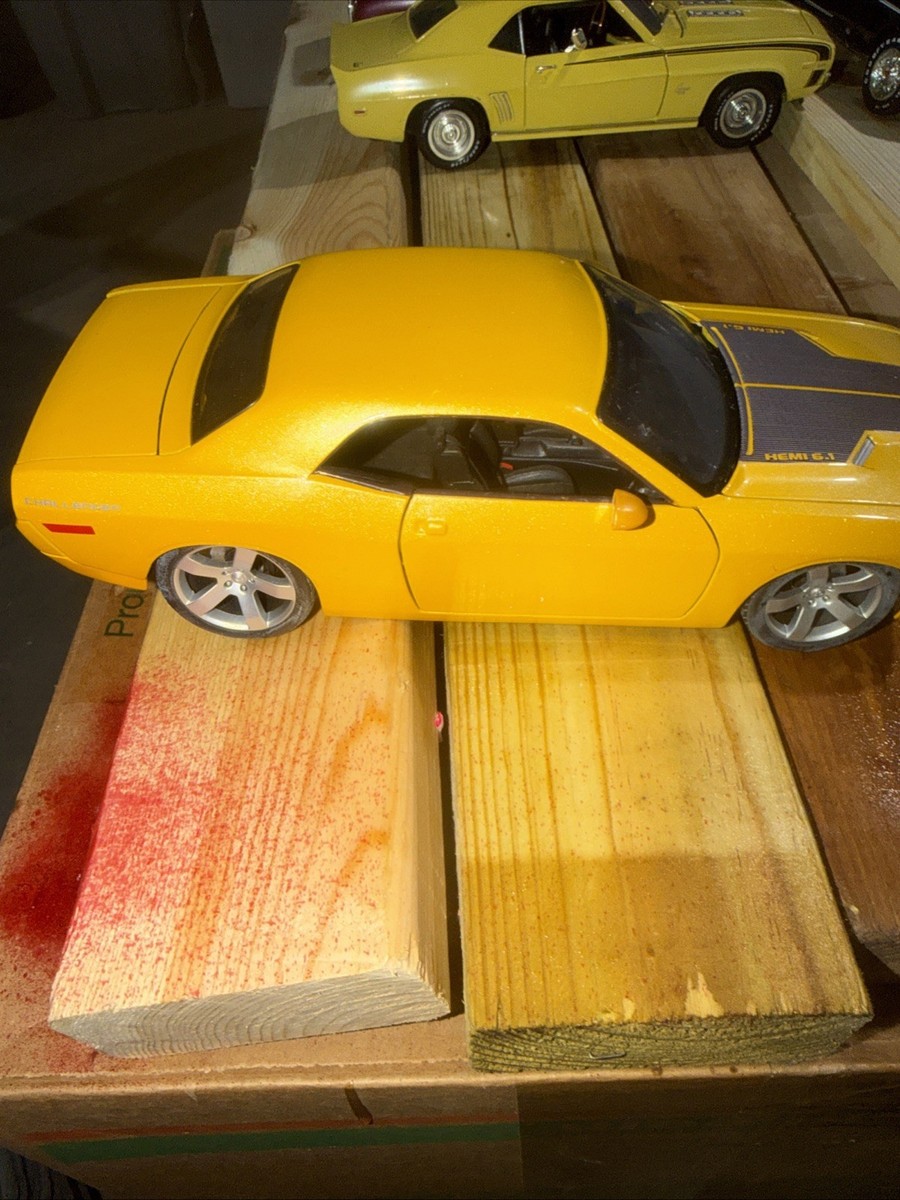 Maisto 2006 Dodge Challenger Concept Hemi 6.1 Yellow/Gold 1:18