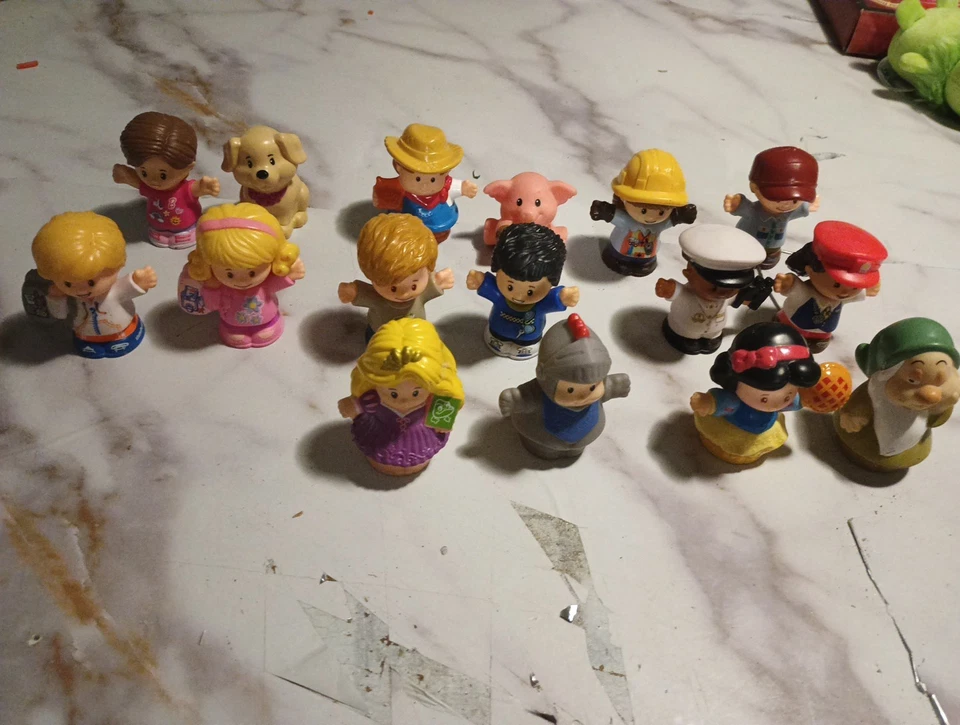 Lote 16 bonecos Fisher Price Little People brinquedos personagens mistos colecionáveis MLP - Imagem 2 de 4