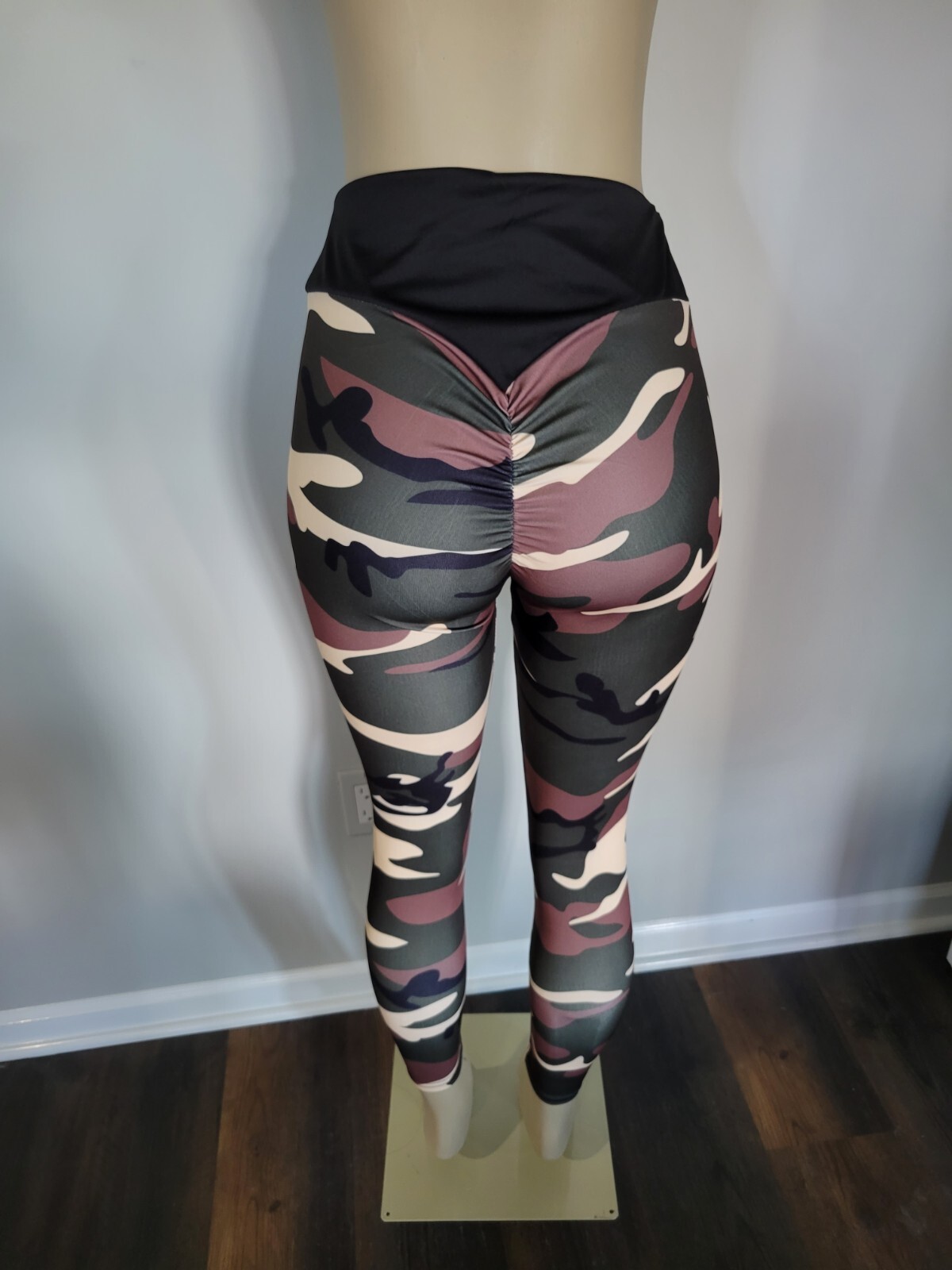 Women's Medium High-Waisted Camo Scrunch Bum Leggings New-image