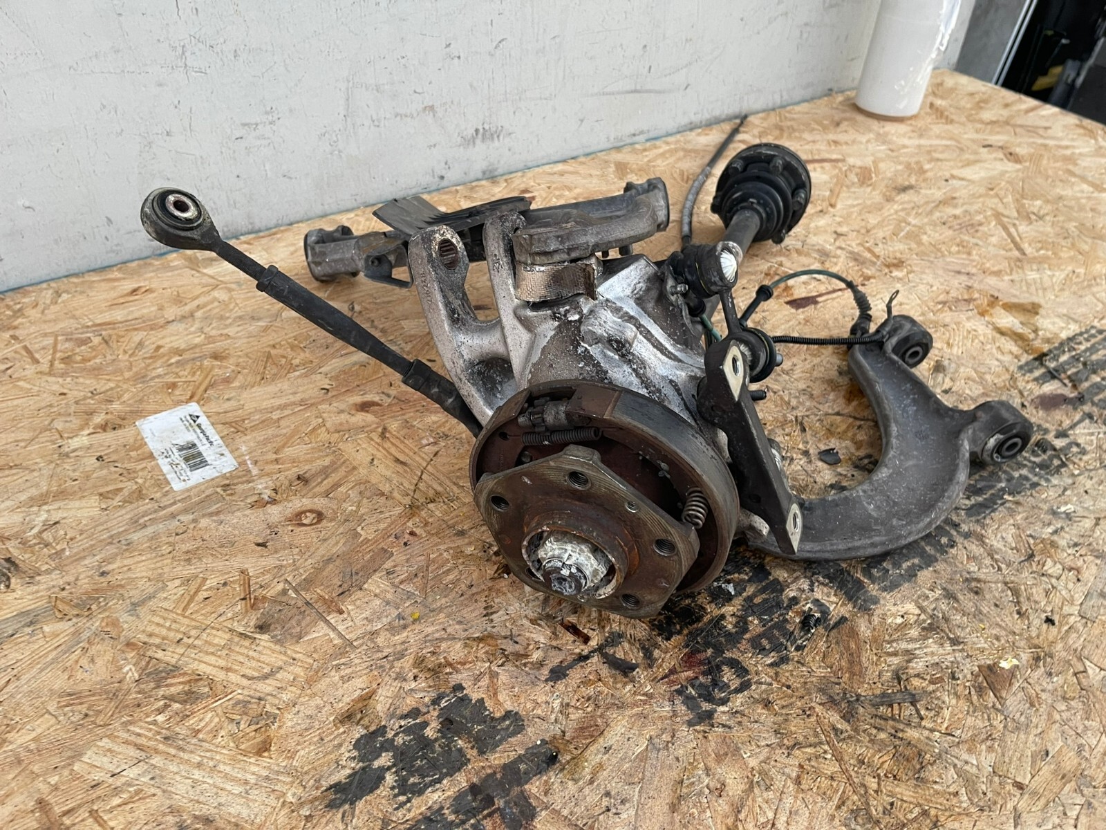 LEFT REAR SPINDLE/KNUCKLE W/CONTROL ARM 08-19 MASERATI GRANTURISMO M145