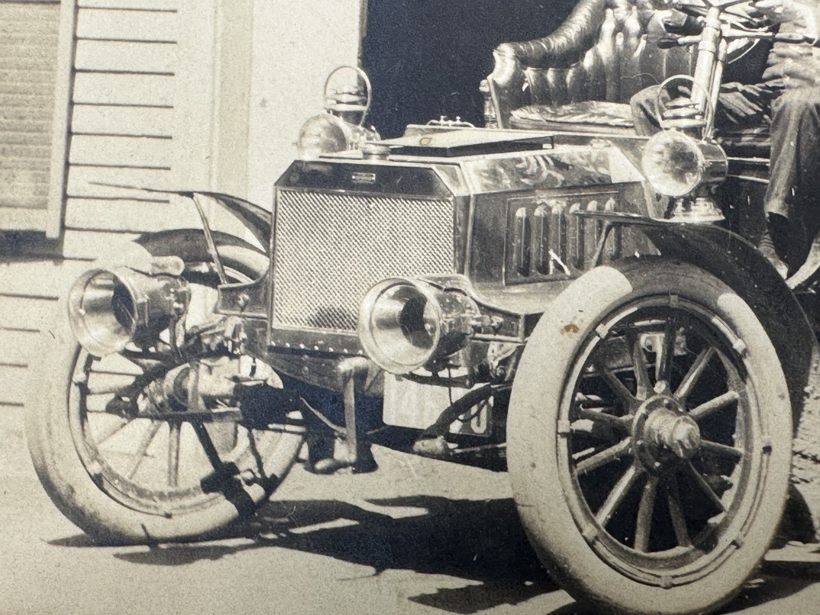 ANTIQUE PHOTO: OLDER MUSTACHED GENTLEMAN IN OPEN TOP CAR WEARING GOGGLES FP427