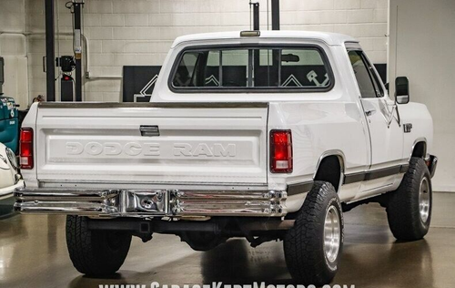 Custom & Classic DODGE Truck Tail Light Assembly, Red Lens & Black Housing, Pair - Foto 2 di 18