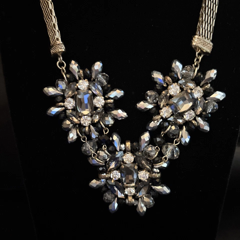 Collar llamativo tono dorado flores con piedras negras y transparentes Foto 3 de 4