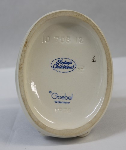 Goebel Frobek Figurine Today's Children "Handy Helper" W. Germany 1978 - Picture 9 of 9