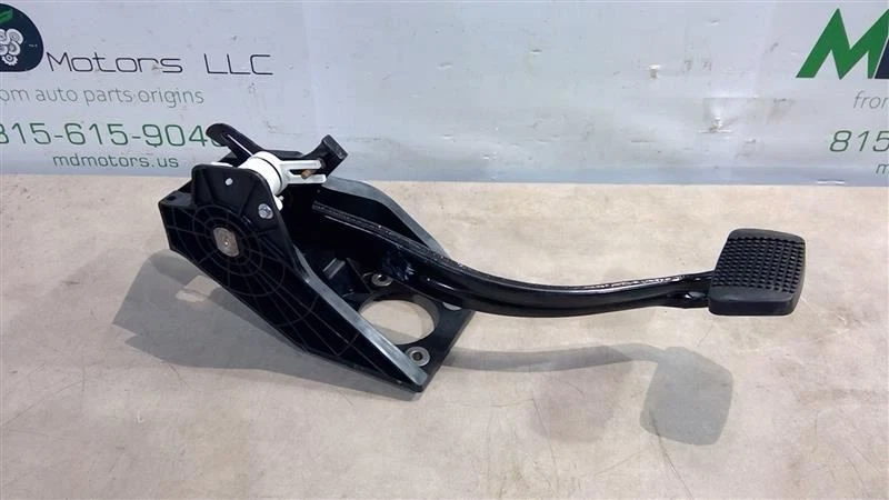 2017-2022 CHEVROLET COLORADO BRAKE PEDAL.23326809 - Image 2 of 4