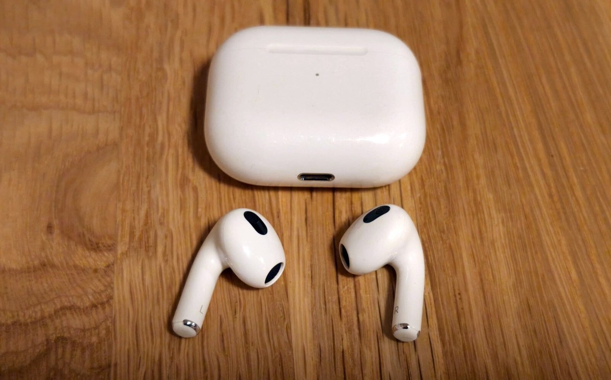 Apple AirPods With Lightning Charging Case (3rd Generation