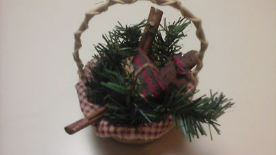 WICKER CHRISTMAS BASKET BEIGE  SMALL WITH PRESENTS AND GINGER BREAD MAN 2×4