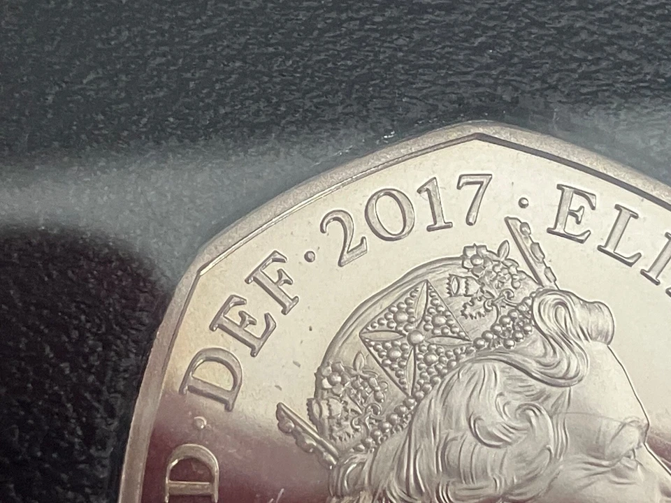 2017 PROOF SIR ISAAC NEWTON 50P FIFTY 50 PENCE COIN RARE EXTRA DOT BEFORE DATE - Image 2 of 4