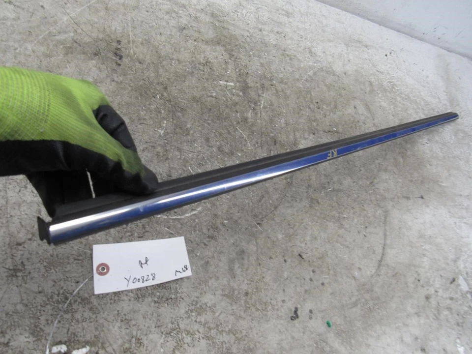 2008 Mini Cooper right passenger door window glass trim belt molding strip OEM Foto 3 de 4