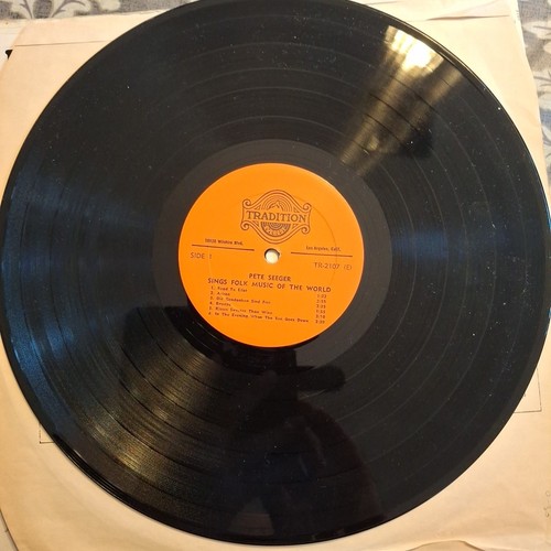 PETE SEEGER "SINGS FOLK MUSIC OF THE WORLD" USA VINYL LP 1973 - Picture 3 of 4