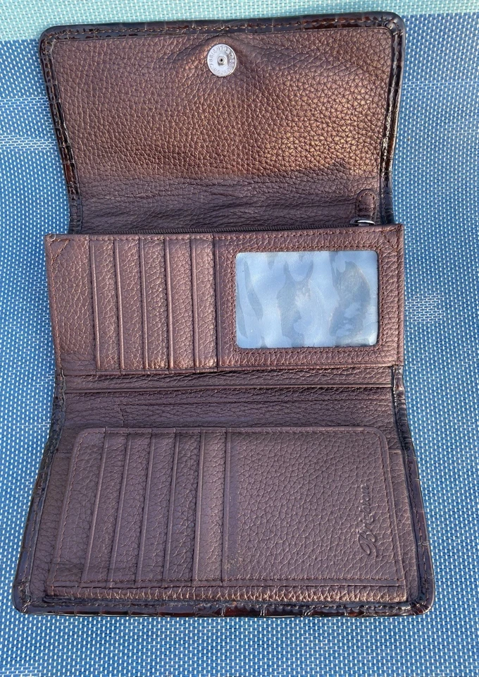 BRIGHTON Brillante Charol Cuero de Cocodrilo Plateado/Marrón Organizador Identificación, Cremallera Monedero Billetera Foto 3 de 4