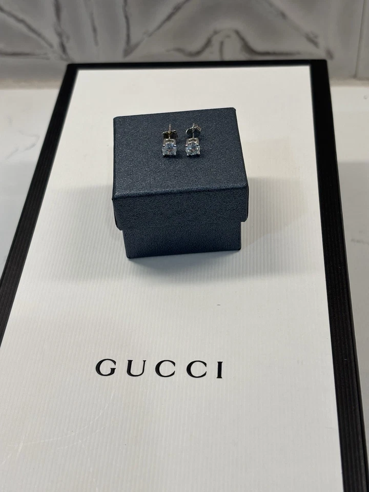 Elegantes aretes de plata con topacio blanco de 0,5 quilates Foto 2 de 4