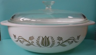 Pyrex Round White Gold Tulip Glass Casserole Dish with Clear Glass Lid 2-Qt.