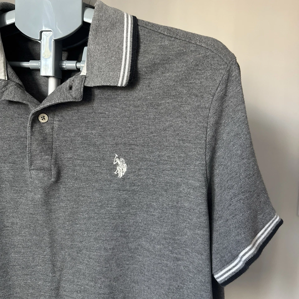 Camisa polo masculina cinza grande manga curta mistura de algodão EUA Assn excelente - Imagem 2 de 4