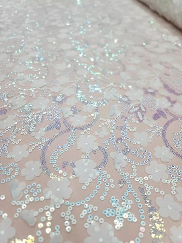 Tela de encaje blanco floral 3D con lentejuelas holograma y bordado iridiscente: así - Imagen 4 de 9