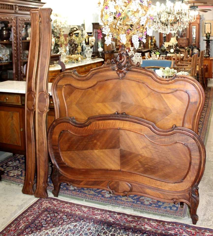 Cama y mesita de noche francesa antigua tallada de nogal Luis XV tamaño completo Foto 2 de 4