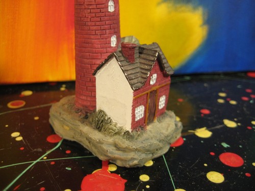 Red Brick Lighthouse w/ Attached Keeper's Home Miniature Resin/Ceramic Figurine - Picture 2 of 6