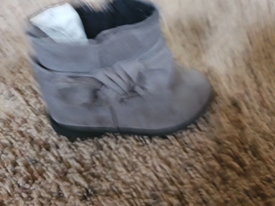 Botas de moda Crazy 8 grises infantiles niñas talla 4.    (bxS) Foto 4 de 4