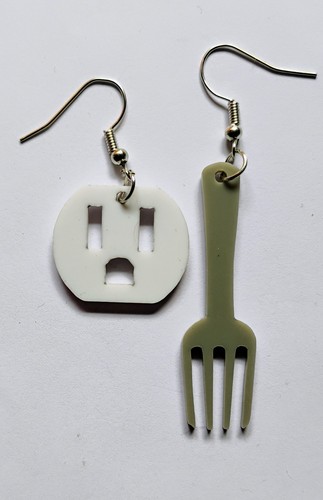 Novelty Funny Fork and Socket Dangle Earrings New - Picture 3 of 3
