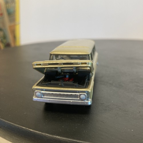 Auto World 1966 Chevy Suburban Sattel lose Maßstab 1:64 - Bild 3 von 7