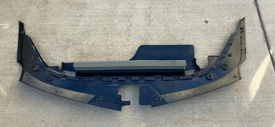 2008-2013 CADILLAC CTS TAMPA DE SUPORTE DE RADIADOR P/N 15902235 PEÇA NOVA ORIGINAL DO FABRICANTE - Imagem 2 de 4