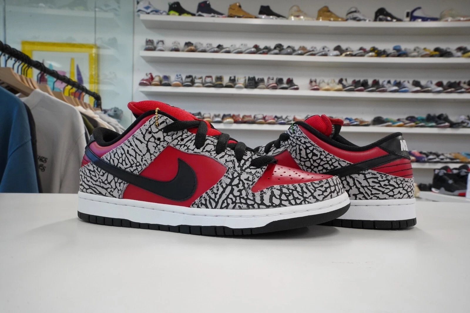 Nike SB Dunk Low Supreme Red Cement 2012 neuve taille 8,5   VENDEUR DE CONFIANCE !