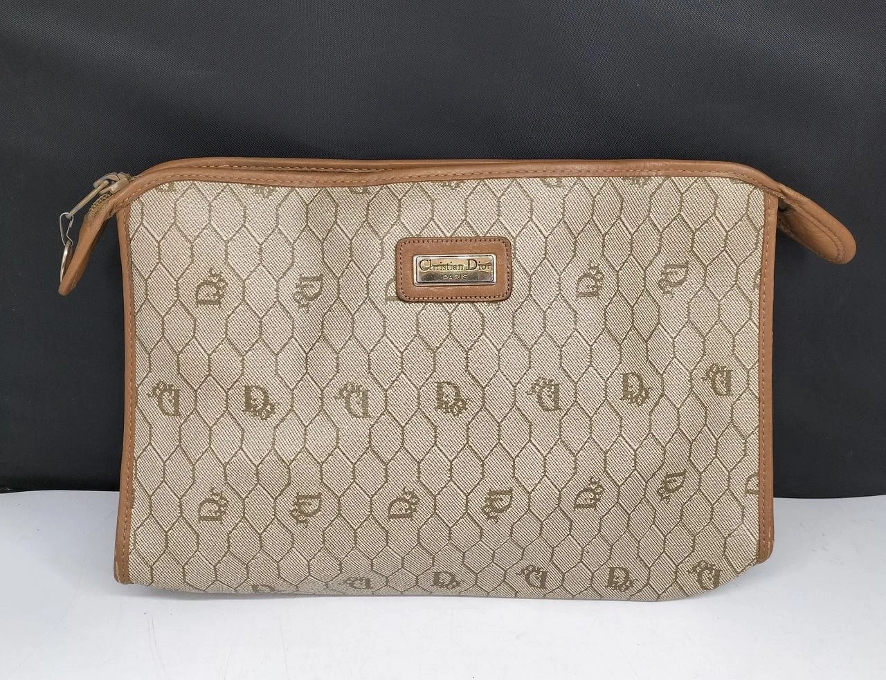 Pochette Dior motif nid d'abeille toile marron élégante vintage