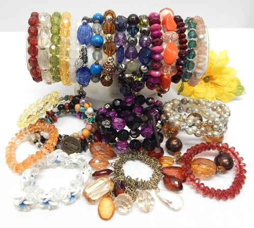 VINTAGE TO NOW FASHION/COSTUME JEWELRY BEADED BRACELET LOT, ASSORTED MATERIALS