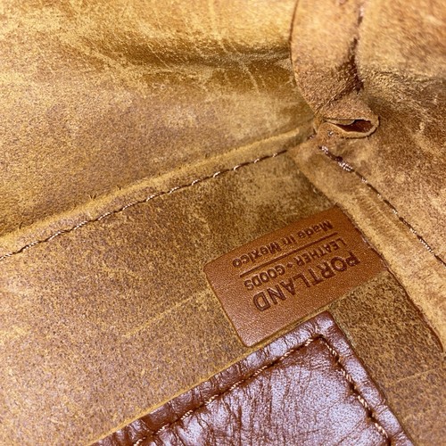 BOLSO DE HOMBRO TRIÁNGULO CASI PERFECTO Portland Leather Goods en Castaño - Imagen 16 de 19