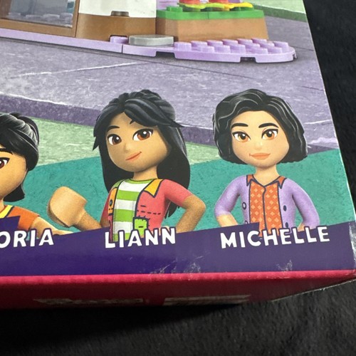 LEGO Friends Heartlake City Shopping Mall 42604 - Picture 7 of 10