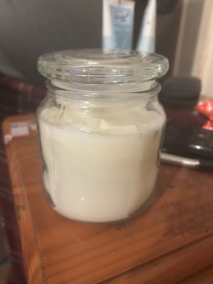Weiße Kerze im Glas