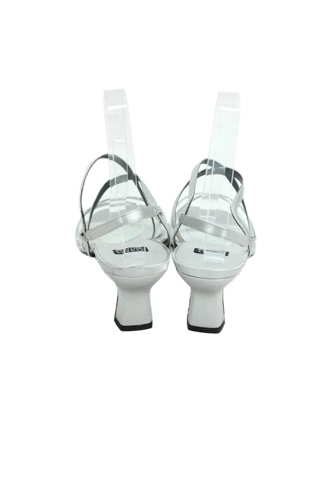 Sandalias Stuart Weitzman para mujer metálicas con tiras plateadas talla 7,5B Foto 3 de 4