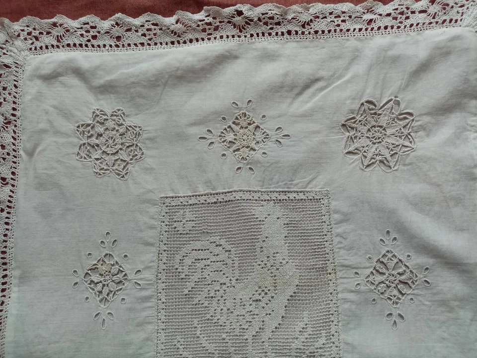 ancienne housse de coussin en linon brodé main et dentelle au filet - Photo 4/4