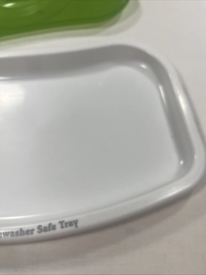 Bandeja de alimentação para bebês Fisher-Price com tampa de encaixe. Bandeja branca com tampa verde - Imagem 4 de 4