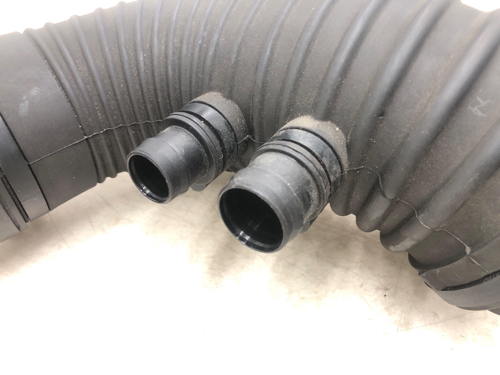 2009 ASTON MARTIN V8 VANTAGE 4.7L AIR INTAKE Y PIPE DUCT HOSE 6G33-9C623-DB OEM