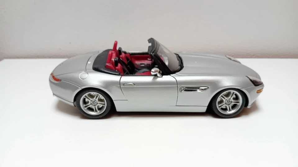Burago BMW Z8 Scala 1:18 Argento - Immagine 3 di 4