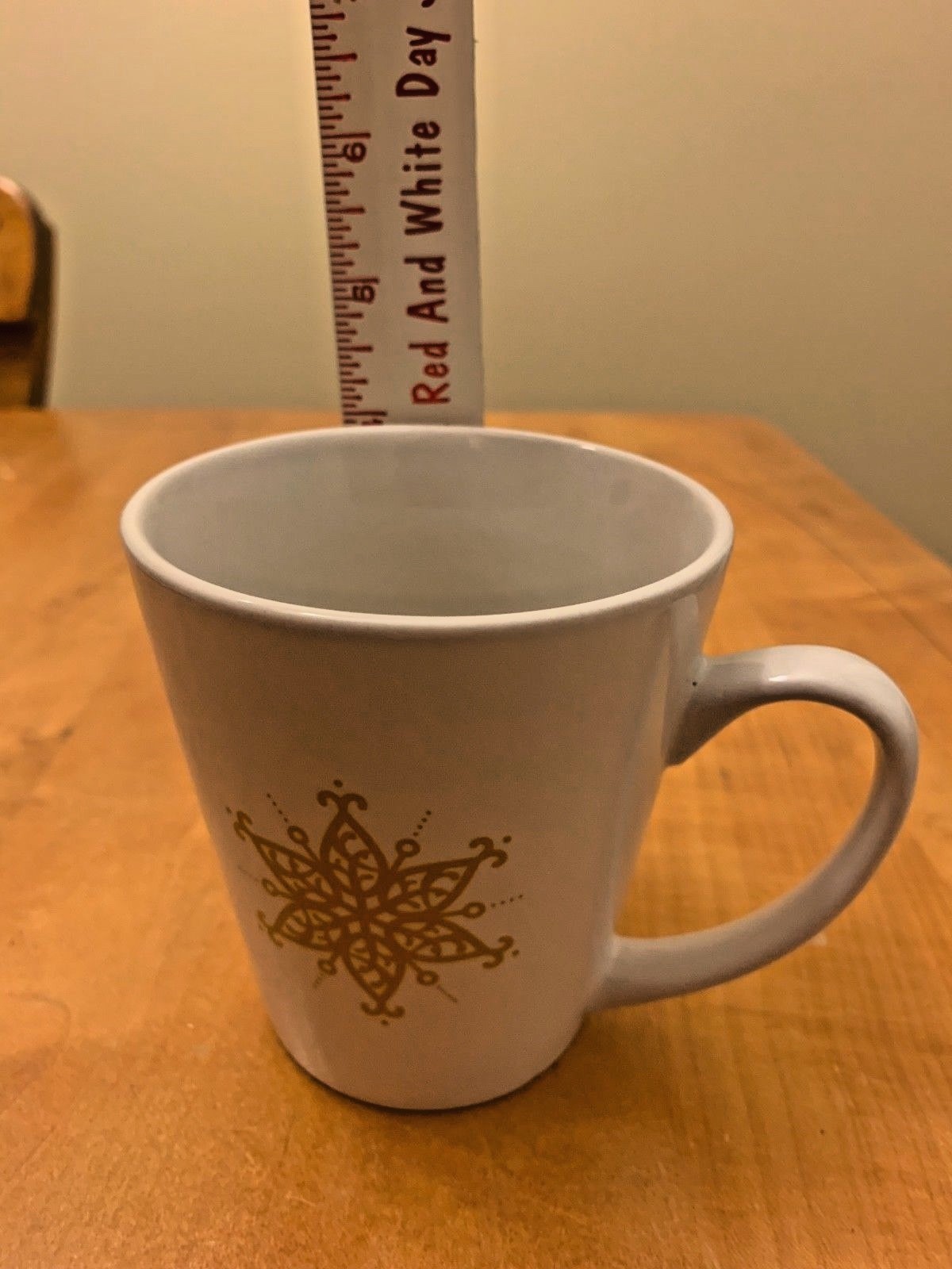 DesignPac Gifts Coffee Mug Tea Cup with a Gold Tone Snowflake or Star