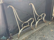 Paire d’anciens pieds de banc de jardin, fer forgé
