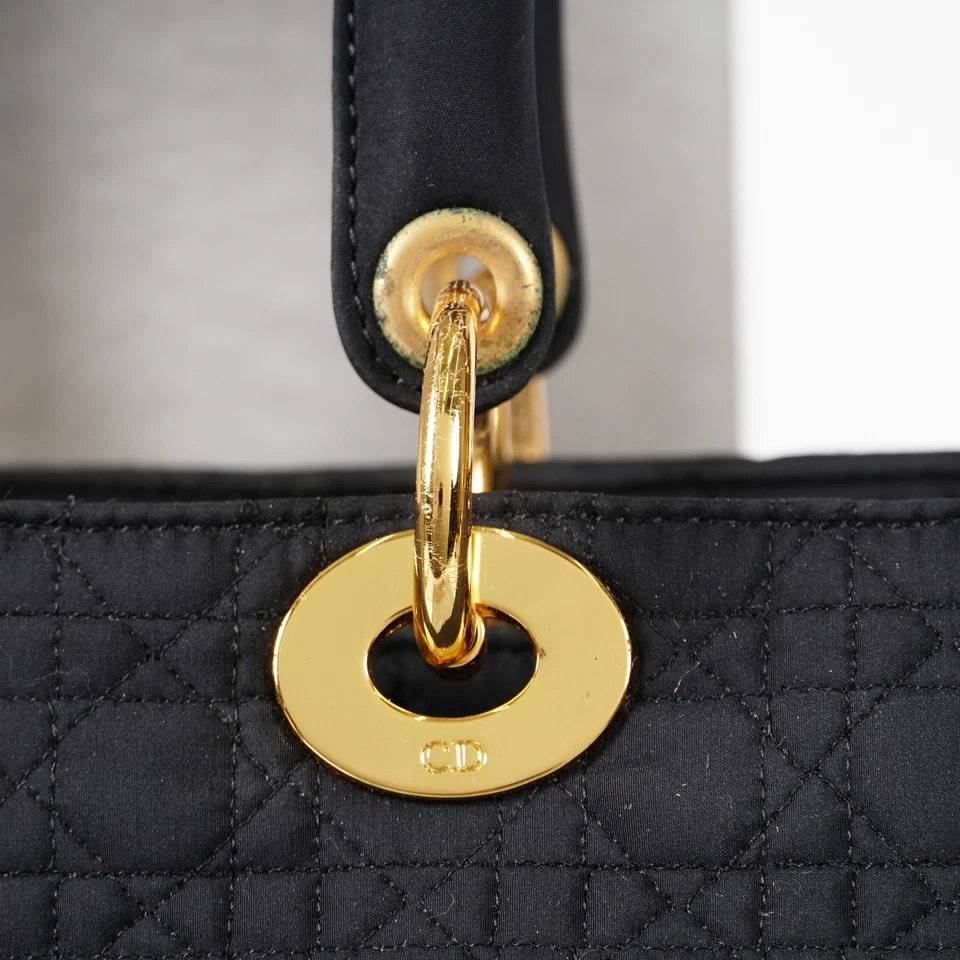 Bolso de mano Dior Lady Dior negro usado herrajes dorados encanto 11023960020 Foto 4 de 4