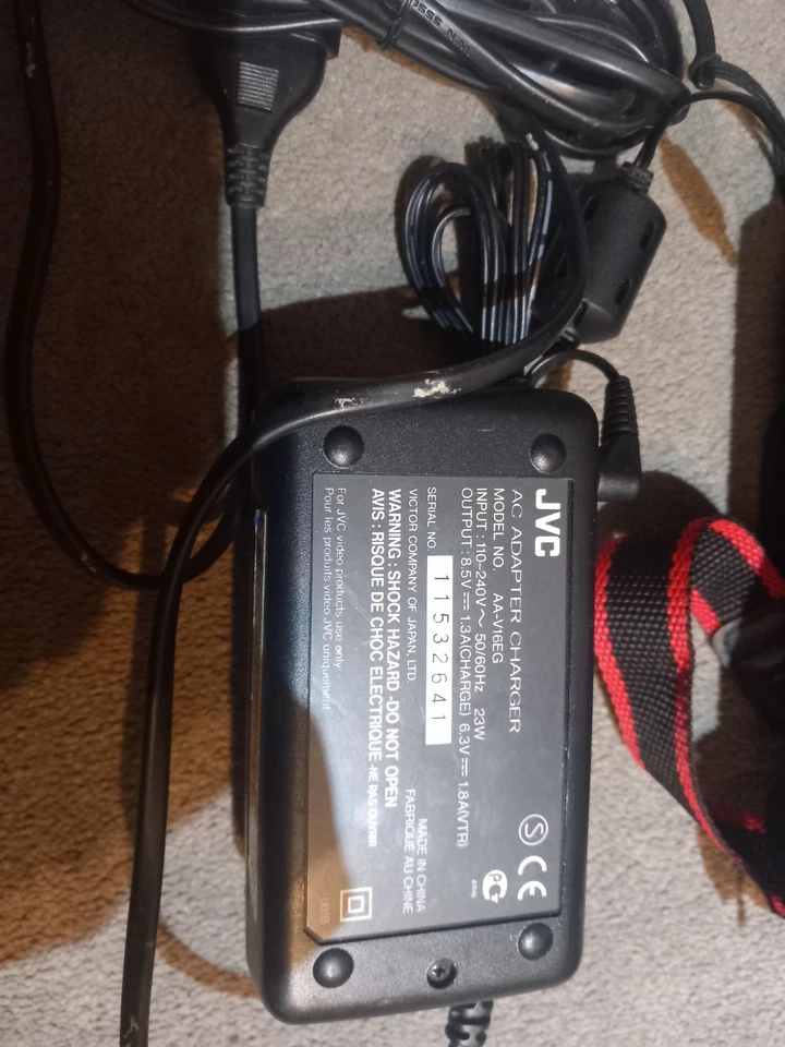 JVC Compact VHS Camcorder GR-FX14 700x Zoom.+ Cables For TV. untested spares - Image 2 of 4