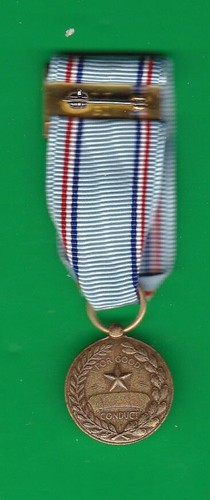 MEDALLA DE BUENA CONDUCTA DE LA FUERZA AÉREA DE EE. UU. Pin Back miniatura - Imagen 2 de 2