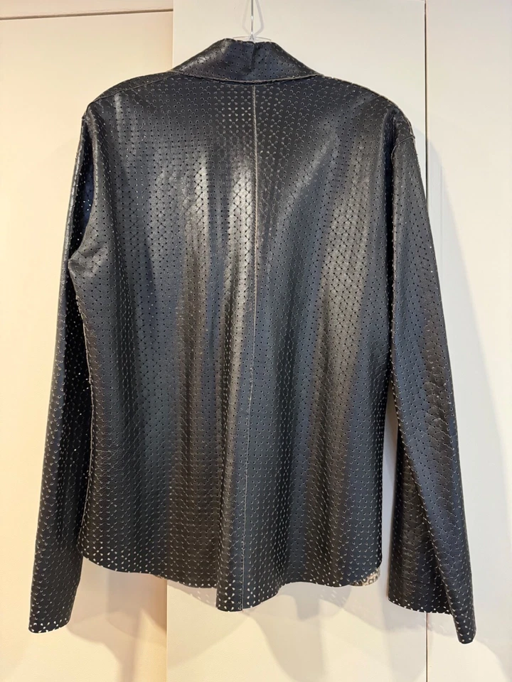 Camisa de cuero perforada con cuello reversible y cierre oculto con botón a presión Foto 3 de 4