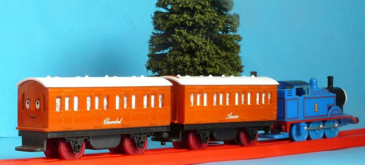 HORNBY THOMAS THE TANK ENGINE, ANNIE AND CLARABEL BATTERY POWERED