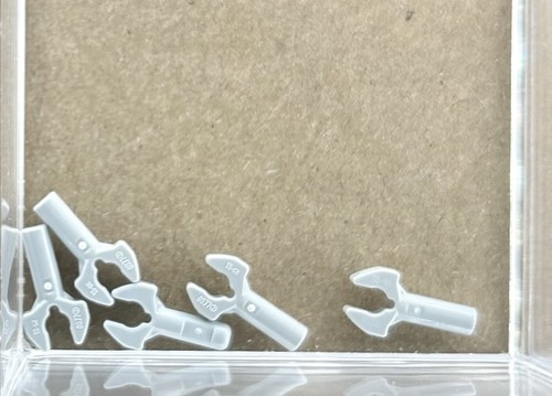 Lego Parts x (5) ~ Light Bluish Gray Bar 1L with Clip Mechanical Claw ~ No 48729 - 第 1/1 張圖片