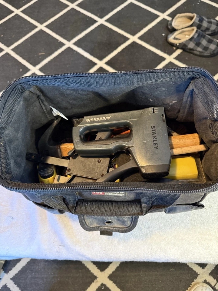 LOTE DE HERRAMIENTAS CON BOLSA DE HERRAMIENTAS, DESTORNILLADOR, ALICATES, LLAVE ALAN, MARTILLO, GRAPADORA ++ Foto 3 de 4