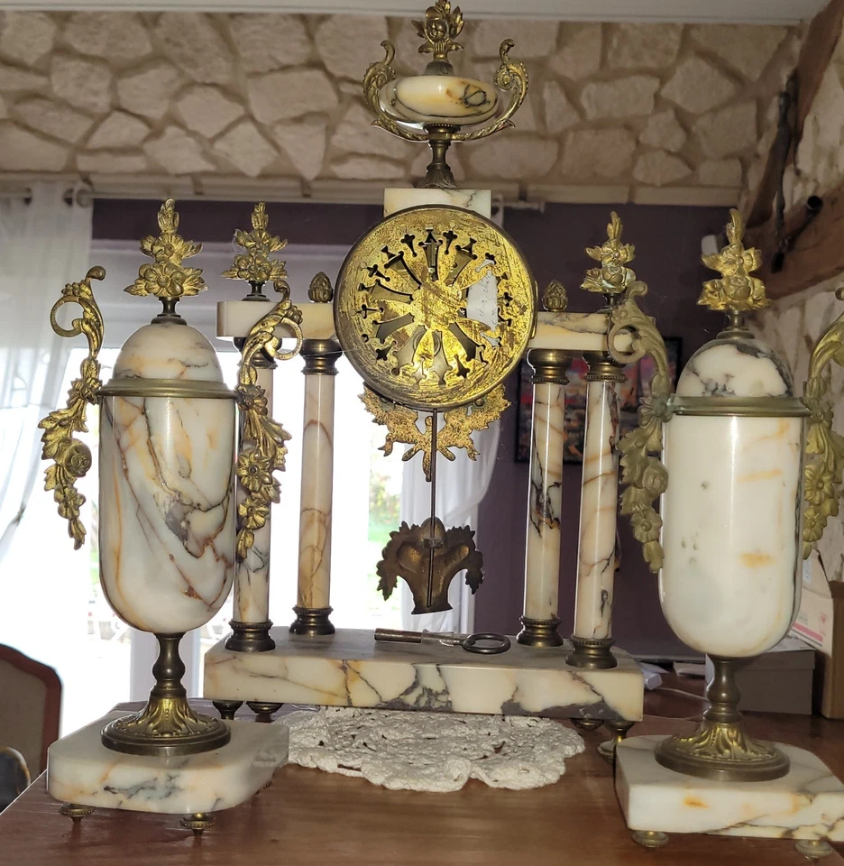 ANCIENNE PENDULE DE CHEMINEE AVEC SES URNES TOUT EN MARBRE STRIéE, FONCTIONNE - Photo 3/4