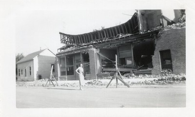 1952 Kern County Earthquake Photo Snapshot Tehachapi Cali Destroyed Build Woman